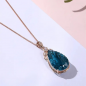 Preview: Luxuriöse Halskette mit 6 Karat blauem Saphir-Kristall und Diamant-Anhänger – Roségold-Halskette