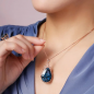 Preview: Luxuriöse Halskette mit 6 Karat blauem Saphir-Kristall und Diamant-Anhänger – Roségold-Halskette