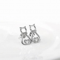 Preview: Versilberte, süße Katzen-Ohrstecker – Moissanit-inspiriertes Hohldesign