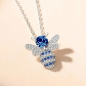 Preview: Niedliche Halskette mit Bienenanhänger – Silberner Pavé-Zirkon & blauer Saphir