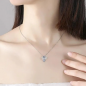 Preview: Niedliche Halskette mit Bienenanhänger – Silberner Pavé-Zirkon & blauer Saphir