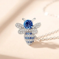 Preview: Niedliche Halskette mit Bienenanhänger – Silberner Pavé-Zirkon & blauer Saphir