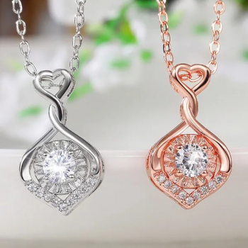 Herzförmiger, versilberter Anhänger mit weißem Lab-Diamant und seitlichem Moissanit für Damen