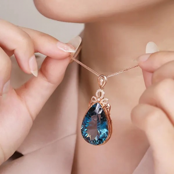 Luxuriöse Halskette mit 6 Karat blauem Saphir-Kristall und Diamant-Anhänger – Roségold-Halskette