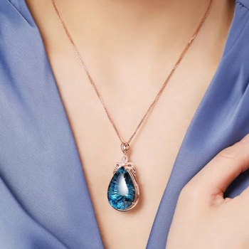 Luxuriöse Halskette mit 6 Karat blauem Saphir-Kristall und Diamant-Anhänger – Roségold-Halskette