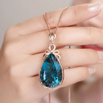 Luxuriöse Halskette mit 6 Karat blauem Saphir-Kristall und Diamant-Anhänger – Roségold-Halskette