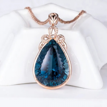 Luxuriöse Halskette mit 6 Karat blauem Saphir-Kristall und Diamant-Anhänger – Roségold-Halskette