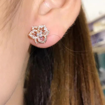 Exquisite versilberte Ohrringe in Blütenform mit hohlem Micropavé-Moissanit