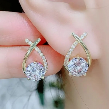 Trendige Damen-Ohrstecker mit Kreuz-Inlay und dreifachem Moissanit-Diamant