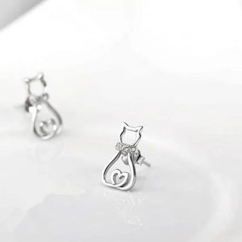 Versilberte, süße Katzen-Ohrstecker – Moissanit-inspiriertes Hohldesign
