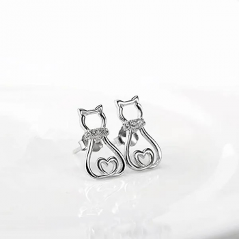 Versilberte, süße Katzen-Ohrstecker – Moissanit-inspiriertes Hohldesign