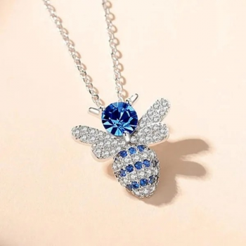 Niedliche Halskette mit Bienenanhänger – Silberner Pavé-Zirkon & blauer Saphir