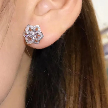 Exquisite versilberte Ohrringe in Blütenform mit hohlem Micropavé-Moissanit