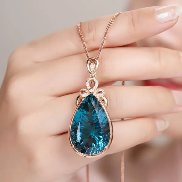 Luxuriöse Halskette mit 6 Karat blauem Saphir-Kristall und Diamant-Anhänger – Roségold-Halskette