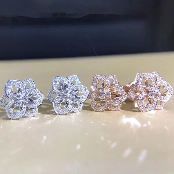 Exquisite versilberte Ohrringe in Blütenform mit hohlem Micropavé-Moissanit