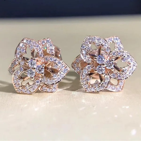 Exquisite versilberte Ohrringe in Blütenform mit hohlem Micropavé-Moissanit