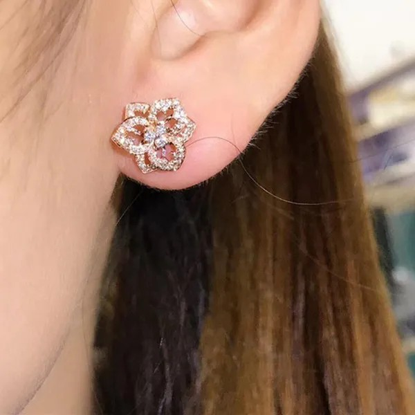 Exquisite versilberte Ohrringe in Blütenform mit hohlem Micropavé-Moissanit