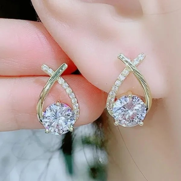 Trendige Damen-Ohrstecker mit Kreuz-Inlay und dreifachem Moissanit-Diamant