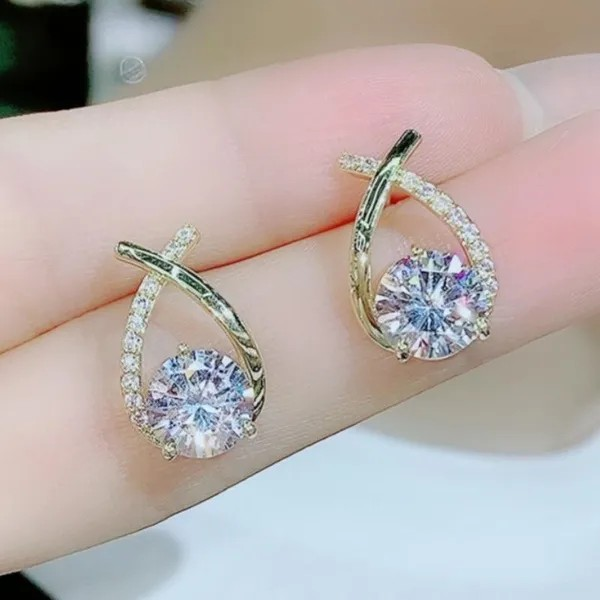 Trendige Damen-Ohrstecker mit Kreuz-Inlay und dreifachem Moissanit-Diamant