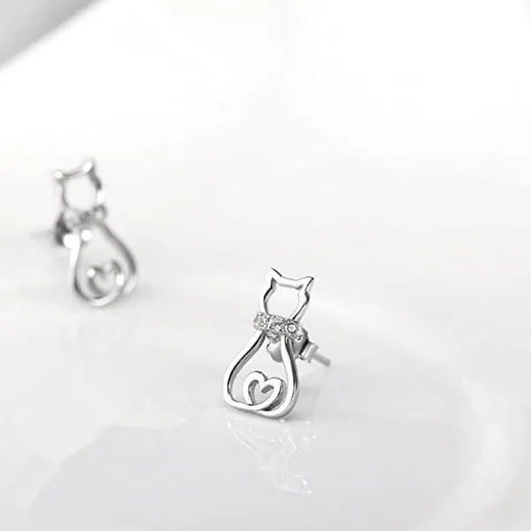 Versilberte, süße Katzen-Ohrstecker – Moissanit-inspiriertes Hohldesign