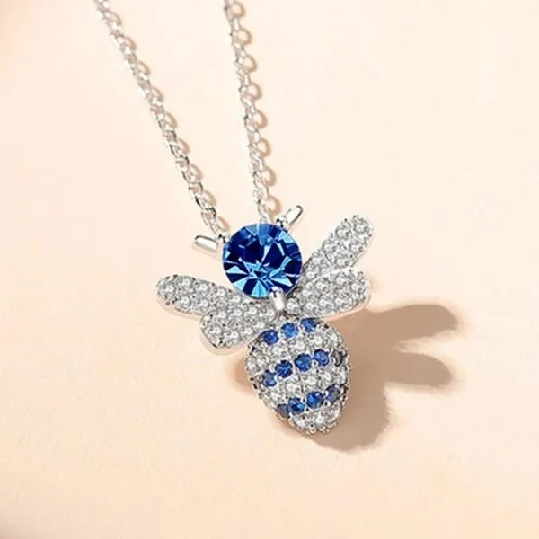 Niedliche Halskette mit Bienenanhänger – Silberner Pavé-Zirkon & blauer Saphir