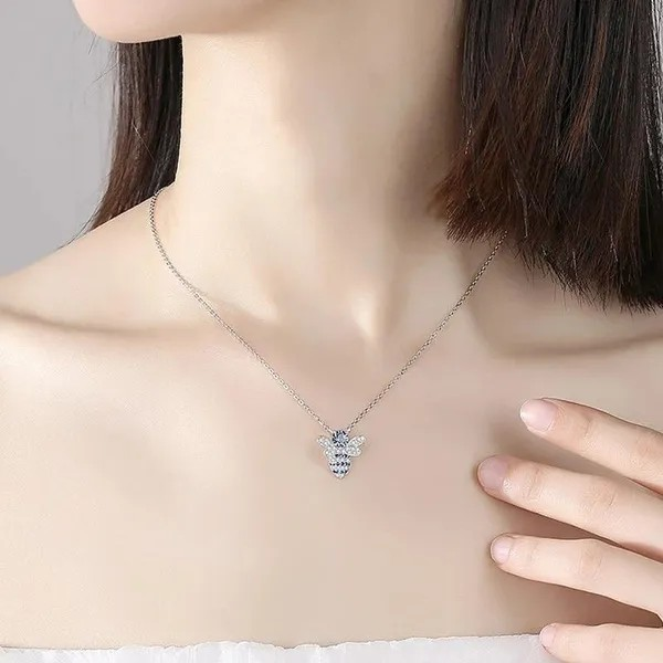 Niedliche Halskette mit Bienenanhänger – Silberner Pavé-Zirkon & blauer Saphir